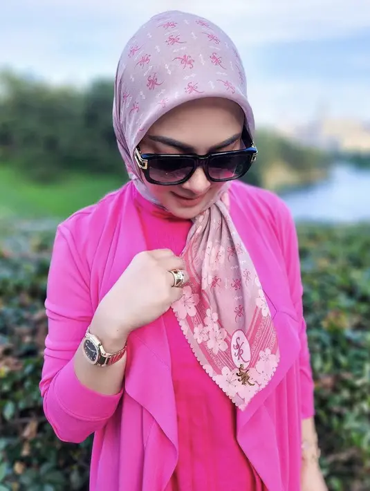 <p>Atasan magenta tersebut pun dikombinasikan dengan kerudung warna pink keunguan bermotif sakura dari brandnya sendiri, Fatimahsyahrini. Gayanya dilengkapi dengan kacamata hitamnya. @princessyahrini</p>