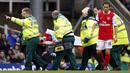 4. Eduardo Da Silva (Arsenal) - Cedera patah kaki dan dislokasi engkel saat melawan Birmingham yang membuatnya harus absen satu tahun. (AFP/Adrian Dennis)