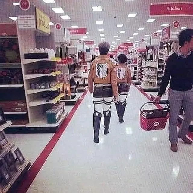 5 Potret Orang Pacaran Sambil Cosplay Ini Bikin Curi Perhatian