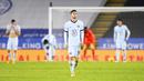 Penyerang Chelsea, Christian Pulisic, tampak kecewa usai ditaklukkan Leicester City pada laga Liga Inggris di Stadion King Power, Selasa (19/1/2021). Chelsea takluk dengan skor 2-0. (Michael Regan/Pool via AP)