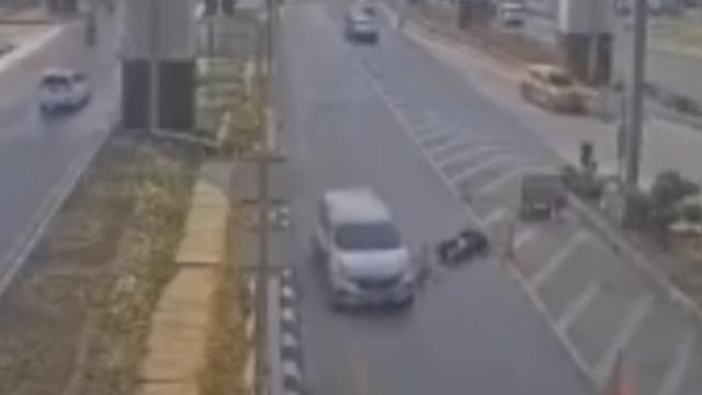 Sebuah rekaman CCTV memperlihatkan detik kecelakaan antara pengendara mobil dengan pengendara motor. Kecelakaan itu pun mengakibatkan pengendara motor jatuh tersungkur dan tewas usai dilindas oleh pengendara mobil (Istimewa)