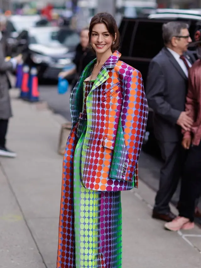 Anne Hathaway dalam busana rancangan Christopher John Rogers