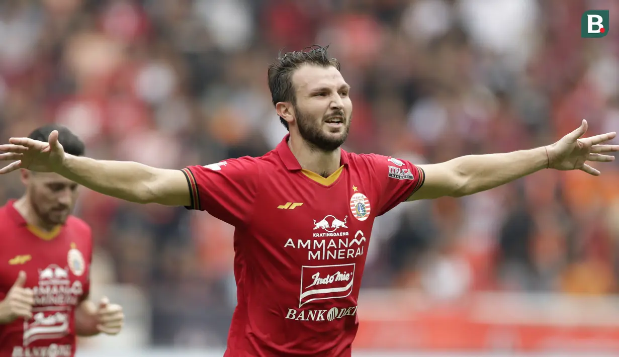 3. Marco Motta - Motta menunjukan kualitasnya sebagai bek sayap berbahaya di sisi kanan. Pemain berumur 33 tahun ini gemar memberikan umpan silang dari pos bek sayap kanan dan menusuk ke lini pertahanan lawan. (Bola.com/M Iqbal Ichsan)