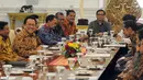 Presiden Joko Widodo didampingi Wapres Jusuf Kalla menerima kunjungan anggota Dewan Pimpinan Daerah (DPD) RI di Istana Merdeka, Jakarta, Senin (2/2/2015).  (Liputan6.com/Faizal Fanani)