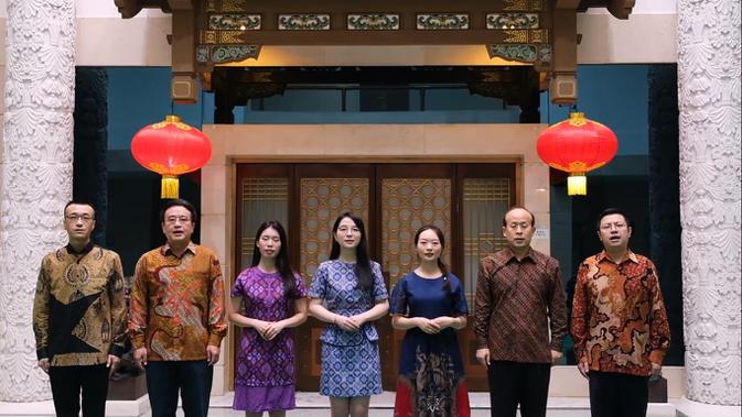 Duta Besar Tiongkok Xiao Qian bersama sejumlah diplomat Kedutaan Besar Tiongkok di Indonesia lainnya menyambut HUT RI ke-75 tahun dengan menyanyikan lagu Begawan Solo. (Video credit by: Kedutaan Besar Tiongkok di Indonesia)