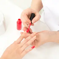 Ilustrasi Penggunaan Cat Kuku Credit: freepik.com