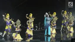 Penampilan penyanyi Siti Nurhaliza saat menggelar konser 'Dato Sri Siti Nurhaliza on Tour' di Istora Senayan, Jakarta, Kamis (21/2). Siti tampil dengan busana hijau yang dihiasi payet biru berkilau. (Fimela.com/Bambang E Ros)