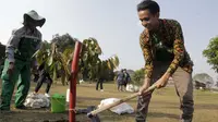 Andovi da Lopez melakukan penanaman pohon di Candi Prambanan