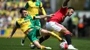 Pemain MU, Memphis Depay, berusaha melewati pemain Norwich City, Wes Hoolahan, dalam lanjutan Premier League, di Stadion Carrow Road, Norwich, Sabtu (7/5/2016). (AFP/Justin Tallis)