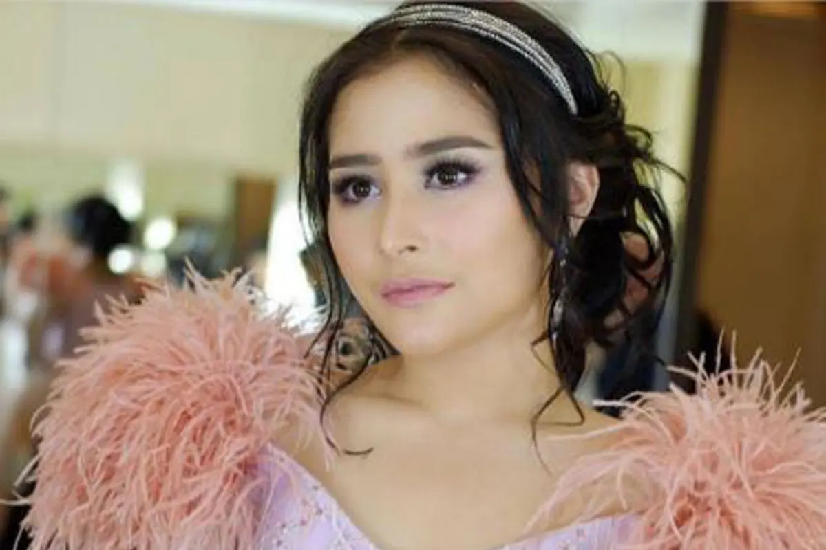 Prilly Latuconsina pakai busana penuh bulu di HUT SCTV