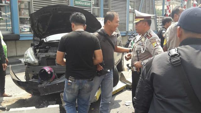 Massa mengeroyok pengendara Grand Livina hitam di kawasan Hayam Wuruk, Jakarta Barat. (Dok: Polisi)