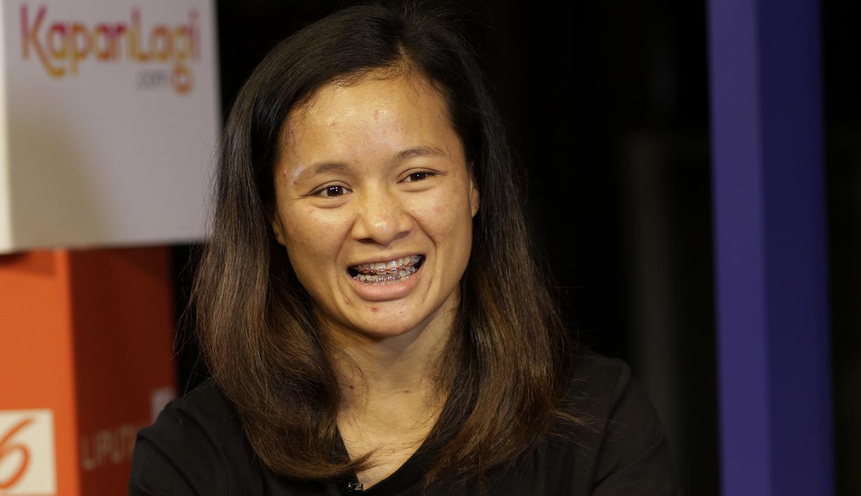 Petarung MMA, Priscilla Lumban Gaol, tertawa saat kunjungan ke kantor redaksi KLY di Jakarta, Jumat (18/1). Dirinya akan bertarung pada laga One Championship pada Sabtu (19/1) di Istora Senayan. (Bola.com/Yoppy Renato)