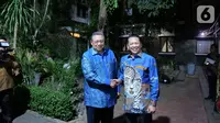 Ketua MPR Bambang Soesatyo bersalaman dengan Presiden ke-6 Susilo Bambang Yudhoyono saat mengantarkan undangan pelantikan Presiden dan Wakil Presiden periode 2019-2024 di Puri Cikeas, Bogor, Jawa Barat, Rabu (16/10/2019). (Liputan6.com/Herman Zakharia)