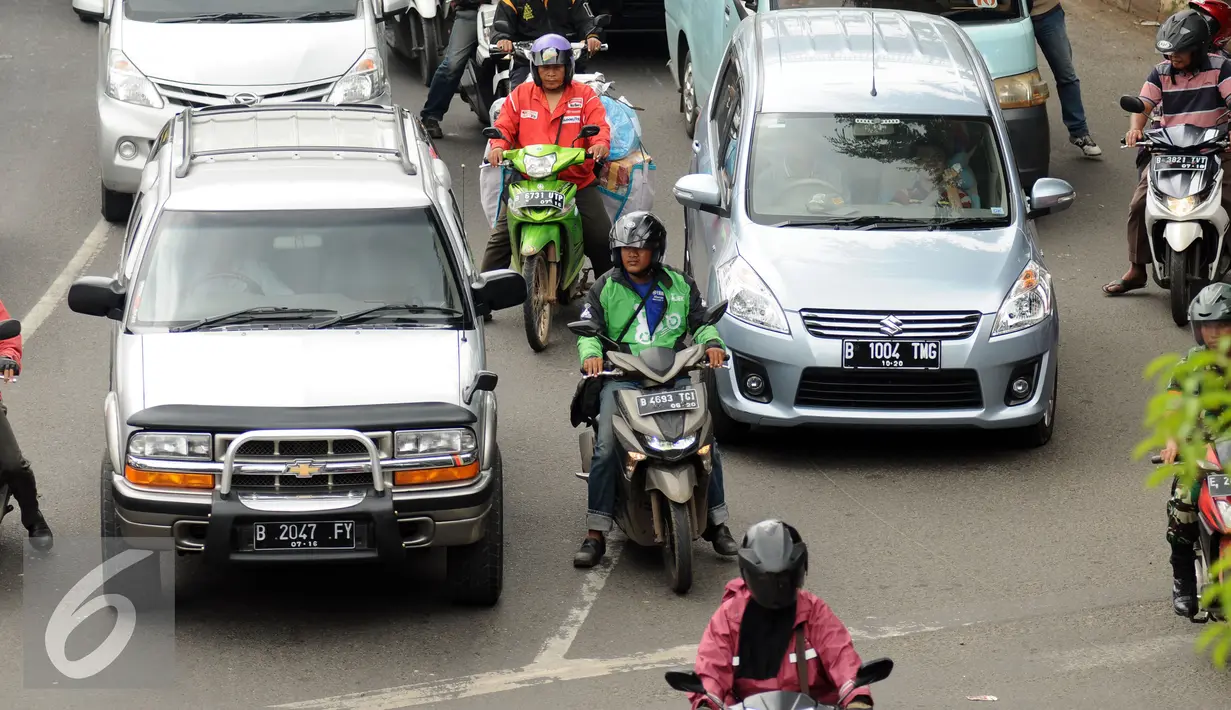 Pengendara ojek online menunggu di perempatan Jalan Dewi Sartika, Jakarta, Jumat (18/12/2015). Setelah sempat dilarang pengoperasiannya oleh Kementerian Perhubungan, kini ojek online diperbolehkan beroperasi kembali. (Liputan6.com/Helmi Fithriansyah)