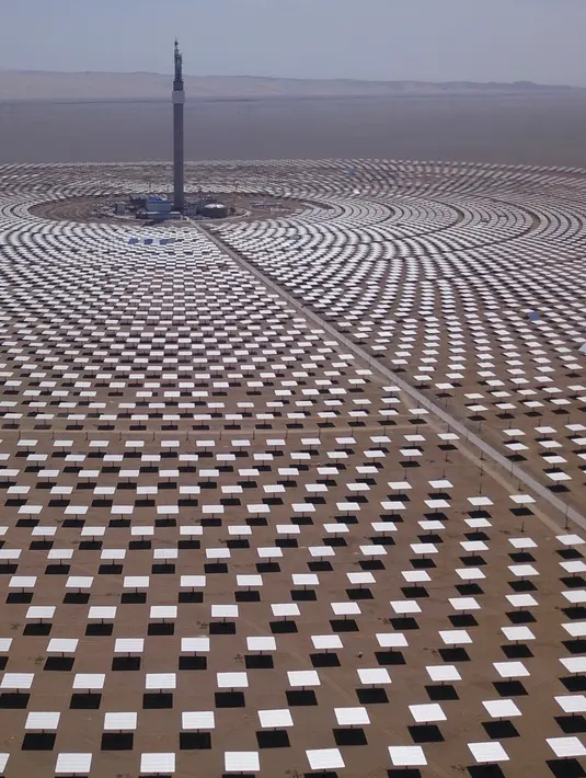 Pemandangan pembangkit listrik tenaga surya di Dunhuang, Provinsi Gansu, China, Minggu (2/9). Panel-panel surya dipasang di hamparan tanah yang disusun menjadi seperti sebuah peternakan penangkap sinar matahari. (STR/AFP)