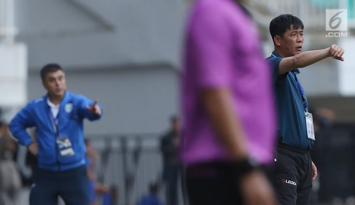 Pelatih Korea Utara, Ju Song II saat melawan Uzbekistan pada laga perdana PSSI Anniversary 2018 di Stadion Pakansari, Kab Bogor, Jumat (27/4). Laga berakhir imbang 2-2. (Liputan6.com/Helmi Fithriansyah)