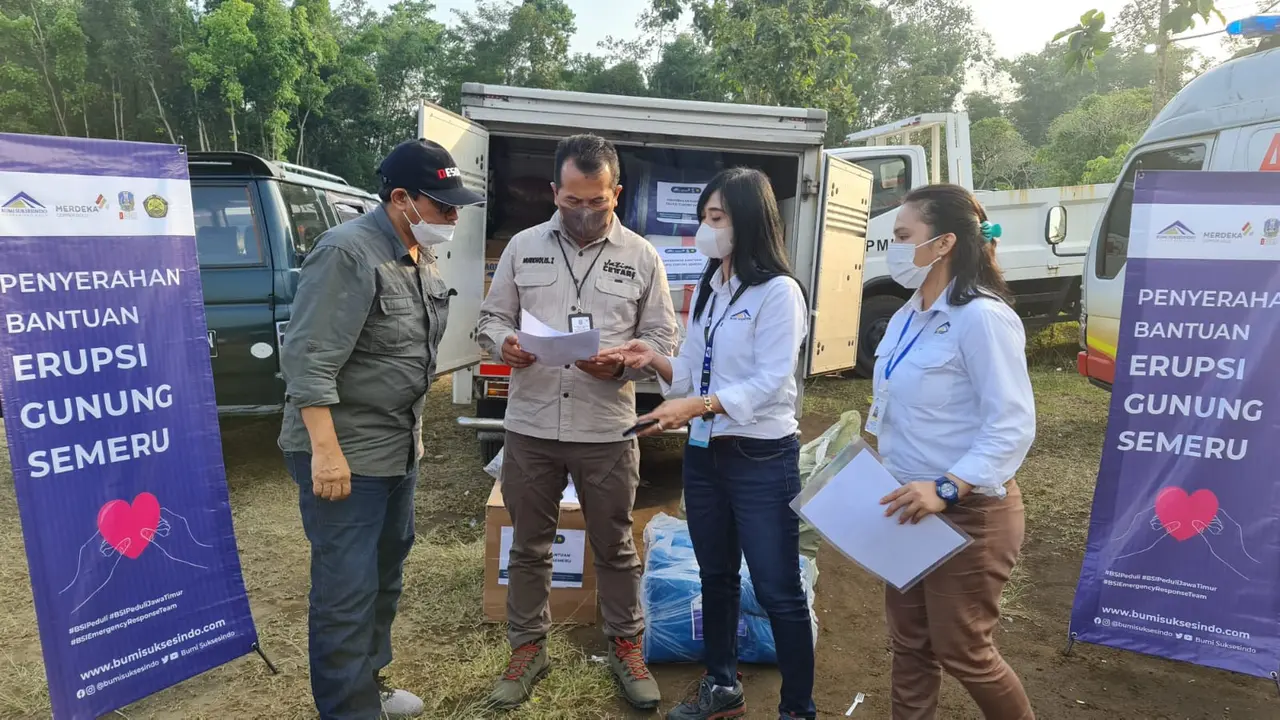 ESDM RI berkolaborasi dengan PT Bumi Suksesindo (BSI) menerjunkan tim tanggap darurat ke sejumlah titik pengungsi Gunung Semeru. (Dian Kurniawan/Liputan6.com)
