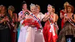 Miss New Jersey, Carolyn Slade Harden dinobatkan sebagai Miss Senior America 2017 di Atlantic City, New Jersey (19/10). Ajang kecantikan lansia tersebut diselenggarakan di Amerika Serikat setiap tahunnya. (AFP Photo/Timothy A. Clary)