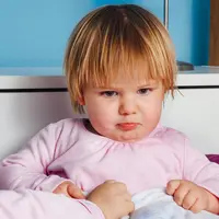 Anak-anak seringkali merajuk saat menjalani puasa. (Foto: Unsplash/Alexander Dummer)