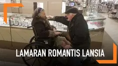 Seorang kakek melamar istrinya secara romantis untuk kedua kalinya. Pasangan ini diketahui telah menikah selama lebih dari 63 tahun.