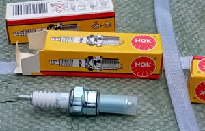 Tampak busi palsu NGK yang dimusnahkan PT Niterran Mobility Indonesia di kantor Ciracas, Jakarta Timur pada Selasa, 16 Desember 2025 (Liputan6.com/Azkal Azkia)