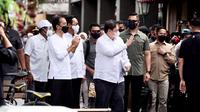 Menko Airlangga ketika mendampingi Presiden Jokowi menyerahkan Bantuan Tunai untuk Pedagang Kaki Lima dan Warung (BT-PKLW) di Malioboro