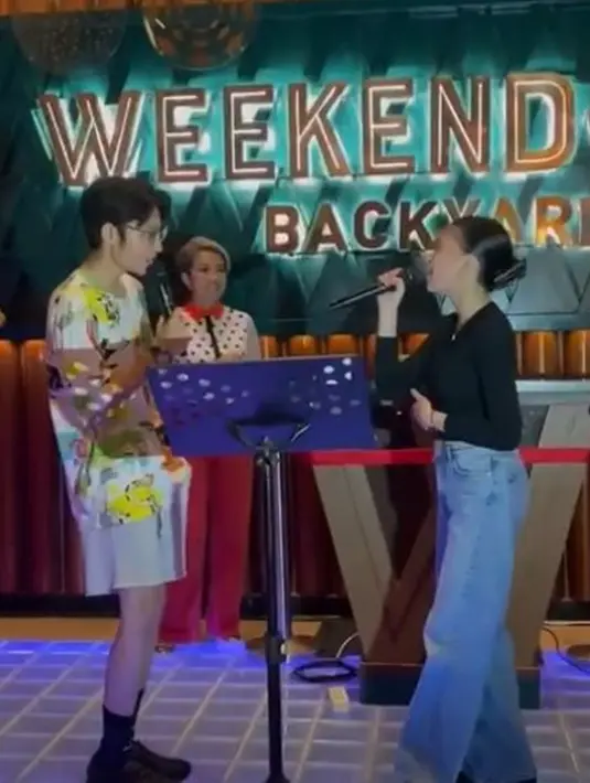 Kiesha Alvaro yang juga menekuni karier sebagai penyanyi, bernyanyi di acara ulang tahunnya ini. Sebagai rekan duet sekaligus banyak dijodohkan oleh penggemar, Zara Leola turut hadir.(Liputan6.com/IG/@okieagustina_)