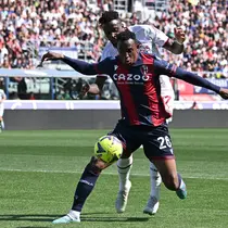 Manchester United incar bek Bologna Jhon Lucumi (depan/AFP)