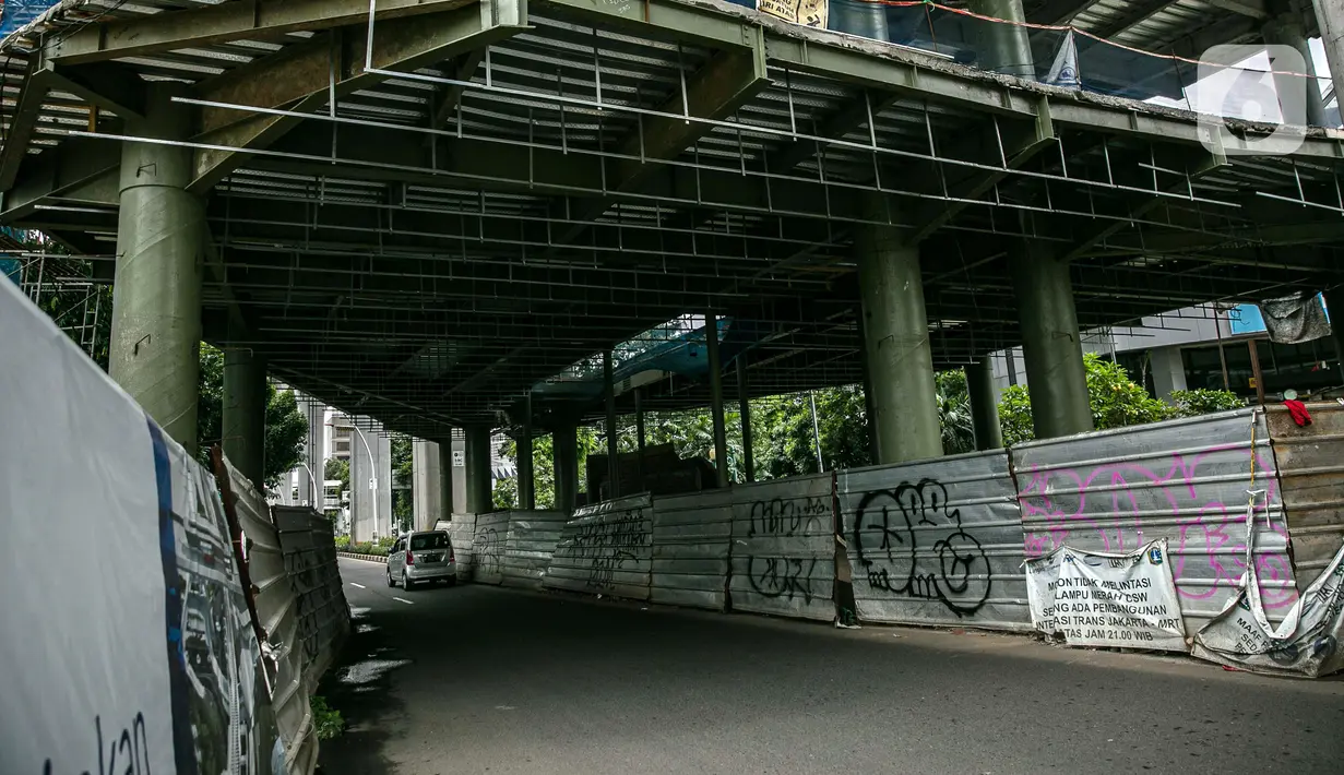 Suasana proyek pembangunan jembatan layang atau skybridge untuk integrasi Halte Transjakarta Centrale Stichting Wederopbouw (CSW) di Stasiun MRT Asean, Jakarta, Selasa (19/1/2021). Skybridge CSW ditargetkan selesai pada 1 Mei 2021. (Liputan6.com/Faizal Fanani)