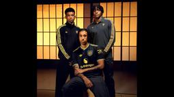 Jersey ketiga Setan Merah ini mengusung tema nostalgia yang terinspirasi dari jersey legendaris era Eric Cantona pada periode 1993-1995. (@ManUtd)