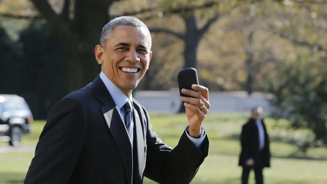 Presiden Barack Obama dengan ponsel blackberry-nya