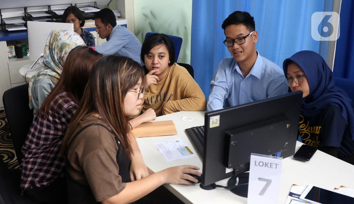 Petugas melayani masyarakat yang ingin melaporkan SPT di Kantor Direktorat Jenderal Pajak di Jakarta, Rabu (11/3/2020). Hingga 9 Maret 2020, pelaporan SPT pajak penghasilan (PPh) orang pribadi yang telah diterima Kantor Pajak telah mencapai 6,27 juta. (Liputan6.com/Angga Yuniar)