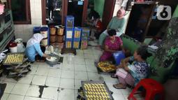 Para pekerja menyelesaikan pembuatan kue kering skala rumah tangga Pusaka Kwitang di kawasan Senen, Jakarta, Rabu (13/4/2022). Harga jual kue kering Ramadhan naik dari Rp 70.000 per kilogram pada tahun lalu menjadi Rp 80.000 - Rp 85.000 per kilogram. (Liputan6.com/Herman Zakharia)
