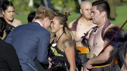 Pangeran Harry melakukan salam hongi pada seorang wanita suku Maori saat kunjungan selama seminggu ke Selandia Baru, Sabtu (9/5/2015). Salam ini terbilang unik karena dilakukan dengan cara menempelkan kedua kening kepala. (REUTERS/Anthony Phelps)