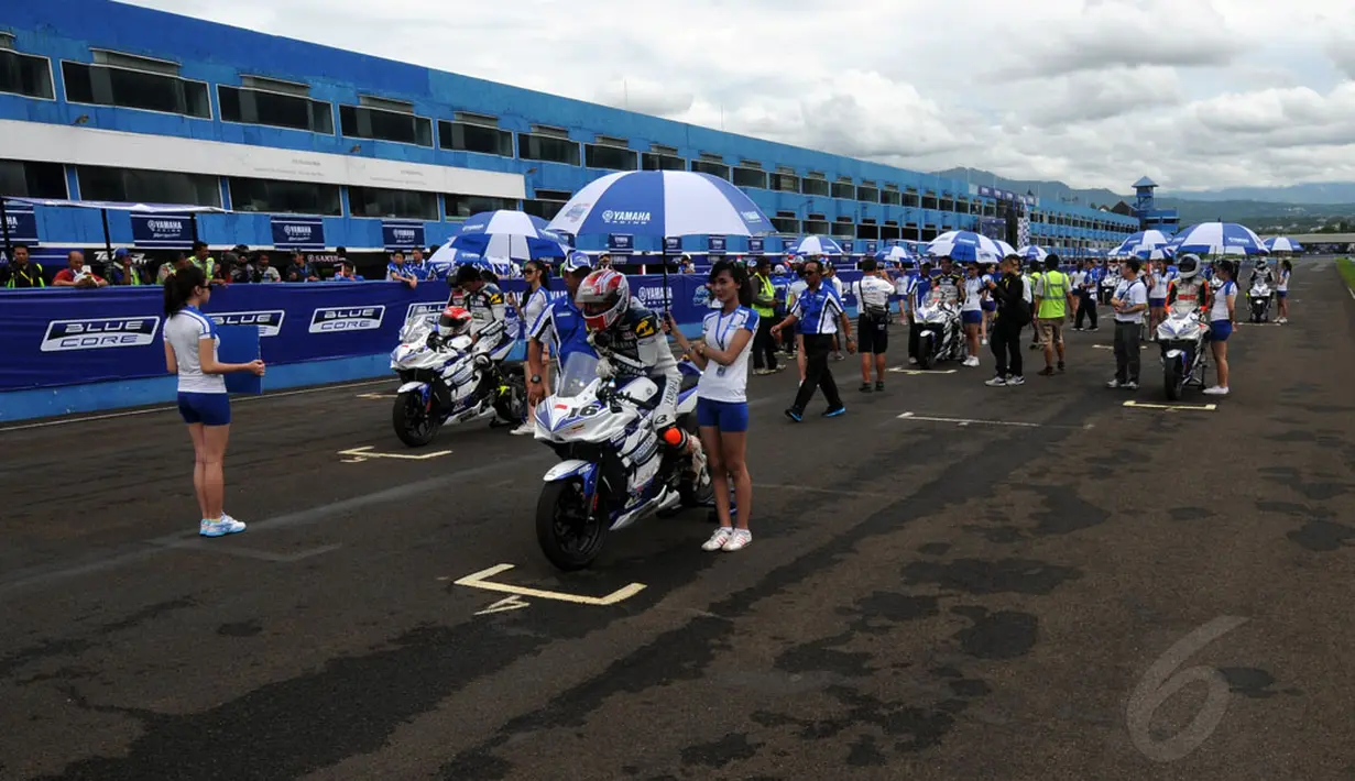 Sejumlah pembalap dari negara di Asia Tenggara bersiap berlomba di ajang Yamaha ASEAN Cup Race (YACR) 2014 yang dihelat di Sirkuit Sentul, Bogor (7/12/2014). (Liputan6.com/Helmi Fithriansyah)