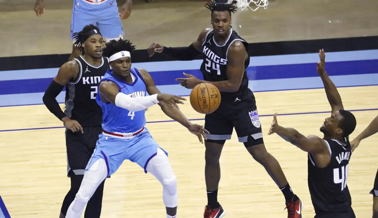 Pebasket Houston Rockets, Daniel House, mengoper bola kepada rekannya saat melawan Sacramento Kings pada laga NBA, Jumat (1/1/2021). Houston Rockets menang dengan skor 122-119. (AP/Richard Carson)