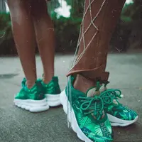 Versace rilis sneakers yang terinspirasi dari gaun Jennifer Lopez