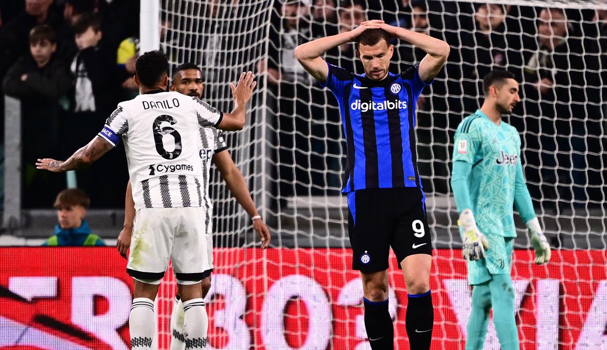 Reaksi kecewa striker Inter Milan, Edin Dzeko setelah gagal memanfaatkan peluang di depan gawang Juventus pada laga leg pertama semifinal Coppa Italia 2022/2023 di Allianz Stadium, Turin, Rabu (5/4/2023) dini hari WIB. (AFP/Marco Bertorello)
