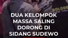 JPU KPK menuntut Bupati Pati nonaktif Sudewo dengan hukuman 8 tahun 6 bulan penjara dalam sidang di Pengadilan Tipikor Semarang, Senin (21/9/2026).

Suasana persidangan sempat memanas setelah massa pendukung dan penentang Sudewo terlibat aksi saling dorong sebelum sidang dimulai. Guna mencegah ke...