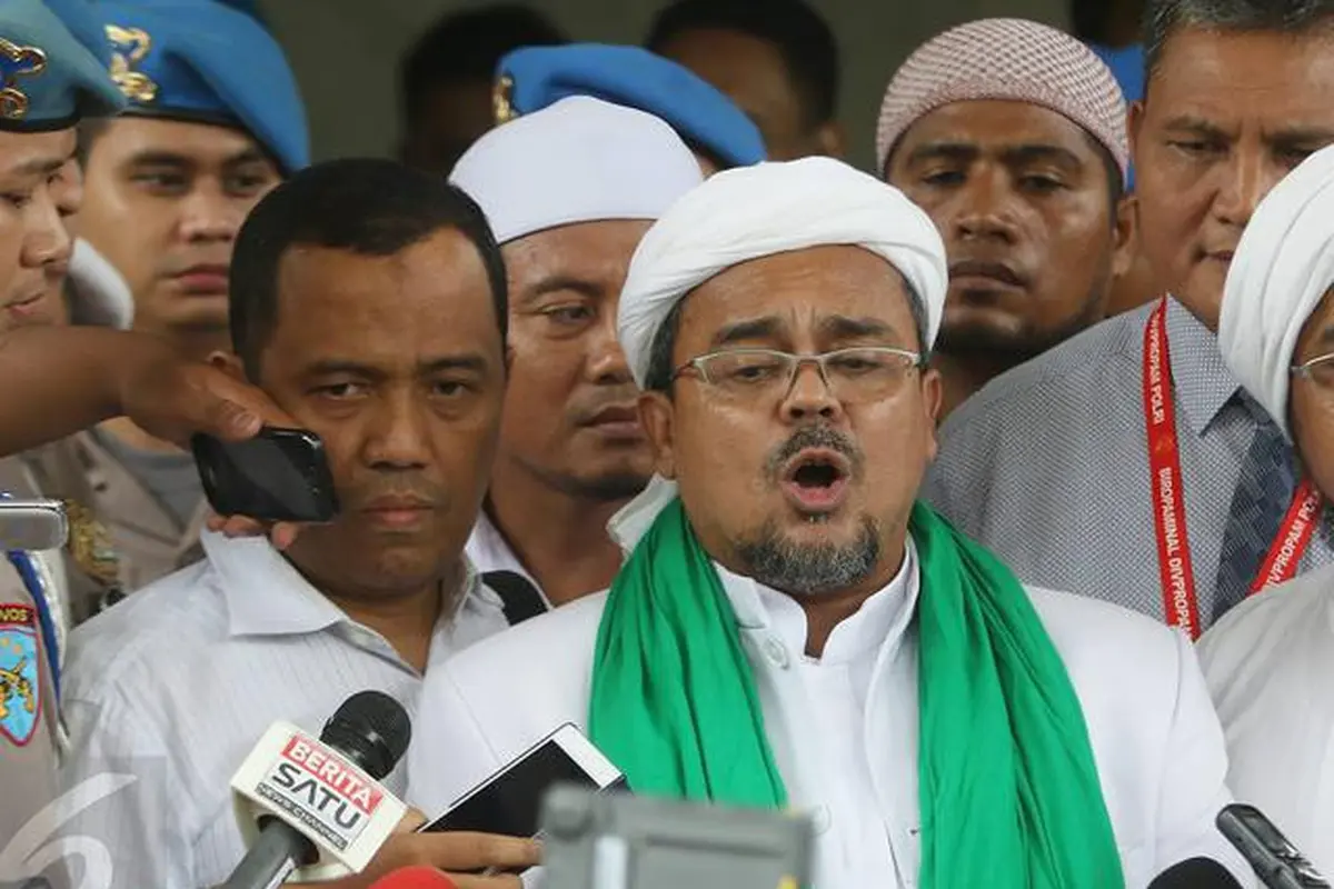 Pimpinan FPI, Muhammad Rizieq Shihab memberi keterangan usai menjalani pemeriksaan di Bareskrim, Jakarta, Rabu (23/11). Pemeriksaan beragendakan melengkapi berkas sebelumnya di tingkat penyelidikan. (Liputan6.com/Immanuel Antonius)