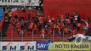 Suporter Persija"The Jack Mania" memberikan dukungan kepada tim kesayangan mereka saat berlaga di SCM Cup 2015, Stadion H Agus Salim, Padang, Senin (19/1/2015). (Liputan6.com/Johan Tallo)