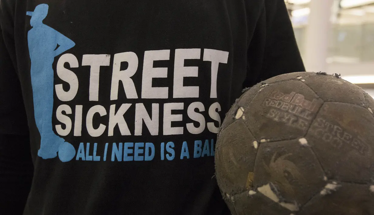 Seorang freestyler memegang bola pada acara  Indonesian Freestyle Football Championship 2015 di Mall Pluit Village, Jakarta, Sabtu (14/11/2015). (Bola.com/Vitalis Yogi Trisna)