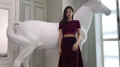 Tampil dalam busana bermotif garis, gaya Jennie satu ini curi perhatian netizen. Menggunakan makeup dan tatanan rambut sederhana, Jennie pun hanya menambahkan detail pada aksesoris yang dikenakan. (Liputan6.com/IG/@jennierubyjane)