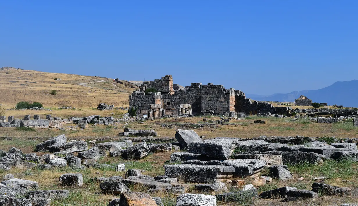 Reruntuhan kota kuno Hierapolis di Denizli, Turki, 6 Agustus 2020. Reruntuhan Hierapolis telah terdaftar sebagai Situs Warisan Dunia UNESCO. (Xinhua/Mustafa Kaya)