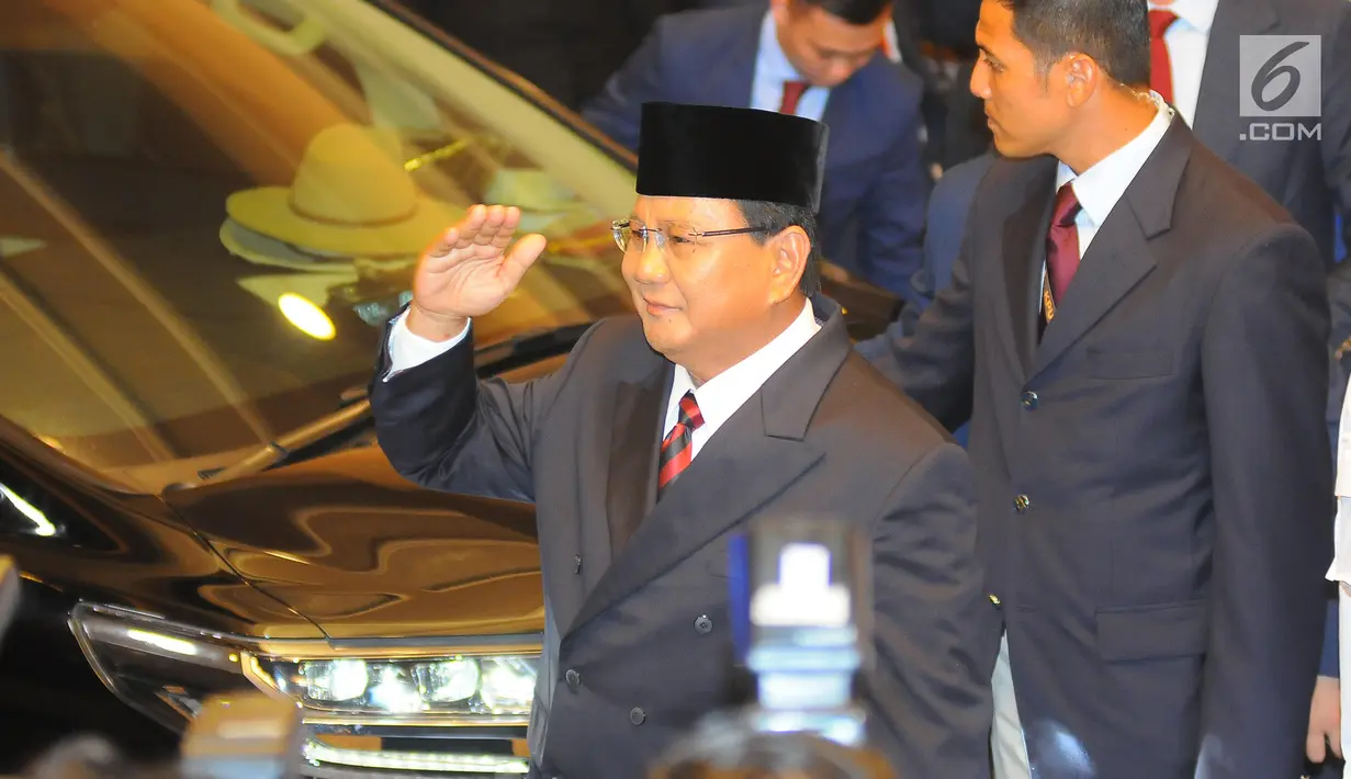Capres nomor urut 02 Prabowo Subianto saat tiba di lokasi debat keempat Pilpres 2019 yang diselenggarakan KPU di Hotel Shangri-La, Jakarta, Sabtu (30/3). Debat kali ini mengangkat tema tentang ideologi, pemerintahan, pertahanan dan keamanan, serta hubungan internasional. (Liputan6.com/JohanTallo)