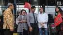 Wakil Ketua KPK Alexander Marwata, Laode Muhammad Syarif, Basaria Panjaitan dan mantan Ketua KPK Abraham Samad saat hadir dalam aksi menuntut penuntasan teror pada KPK di Jakarta, Selasa (15/1). (Merdeka.com/Dwi Narwoko)