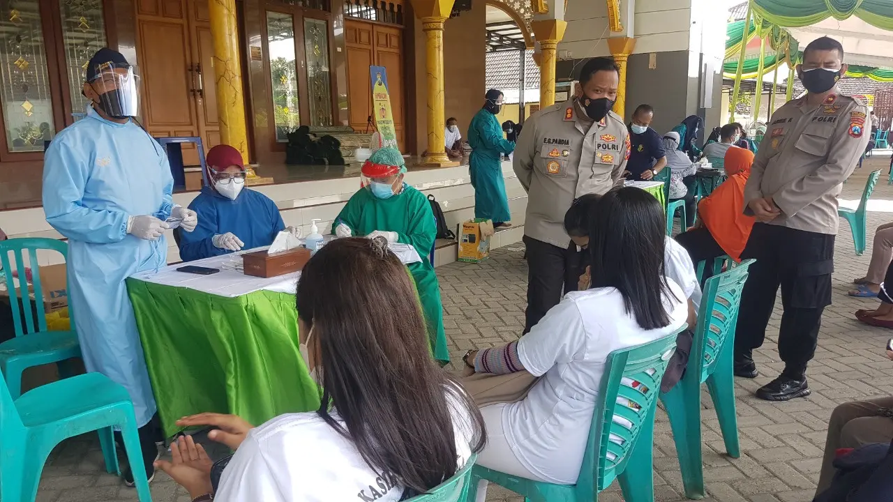 5 ribuan warga Bojonegoro ikuti vaksinasi. (Ahmad Adirin/Liputan6.com)