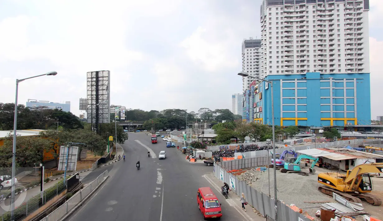 Kondisi arus lalu lintas di kawasan Lebak Bulus, Jakarta, Kamis (23/7/2015). Kondisi jalan di Jakarta diprediksi akan normal pada 27 Juli mendatang pasca cuti bersama libur Lebaran selesai. (Liputan6.com/Helmi Afandi)