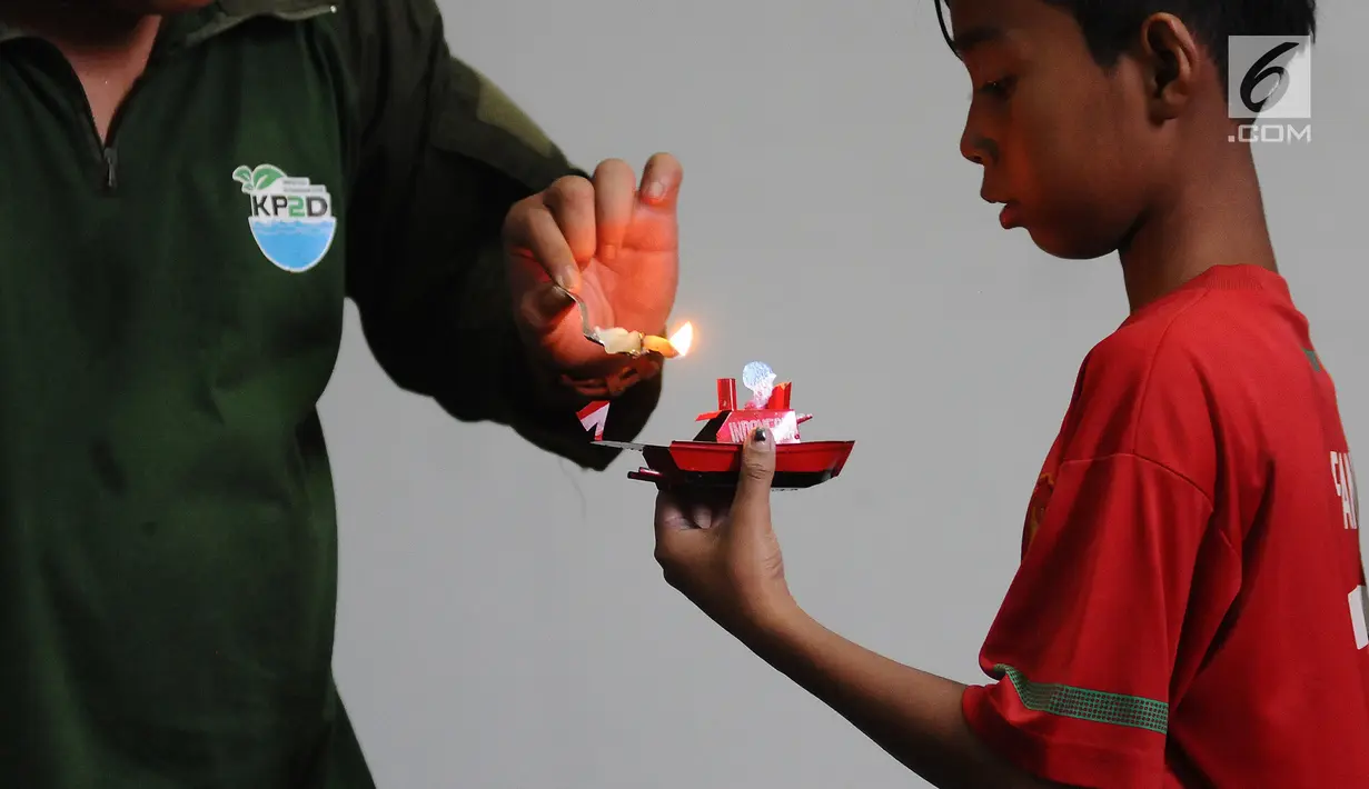 Anak-anak mengikuti kontes kapal otok-otok  di galeri kertas Studio Hanafi, Depok, Sabtu (16/2). Perlombaan itu untuk melestarikan permainan tradisional yang kini sudah mulai ditinggalkan karena tergerus permainan modern. (Liputan6.com/Herman Zakharia)