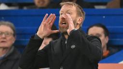 Pelatih Chelsea, Graham Potter berteriak memberi instruksi kepada pemainnya saat menghadapi Southampton dalam laga pekan ke-24 Liga Inggris 2022/2023 di Stamford Bridge, London, Sabtu (18/2/2023) malam WIB. (AFP/Glyn Kirk)